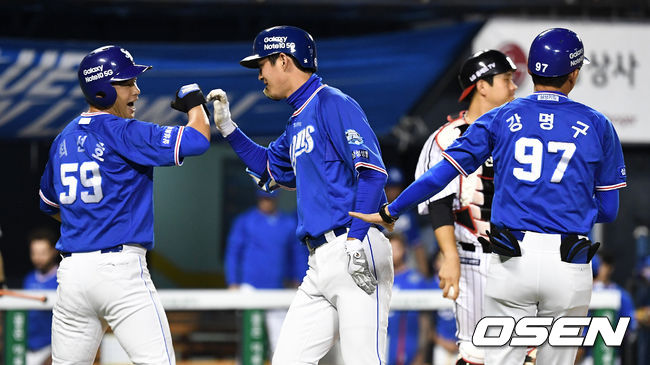 8회초 1사 1루 상황 삼성 구자욱이 달아나는 투런포를 날리고 홈을 밟으며 최선호와 기뻐하고 있다. /dreamer@osen.co.kr