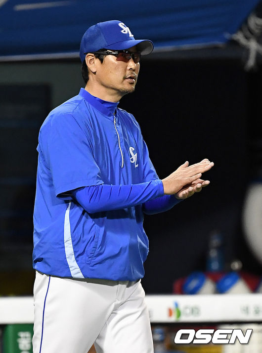 승리한 삼성 김한수 감독이 선수들에게 박수를 보내고 있다. /dreamer@osen.co.kr