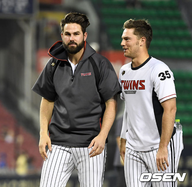 LG 켈리와 윌슨이 관중석을 향해 인사를 하고 있다. /sunday@osen.co.kr