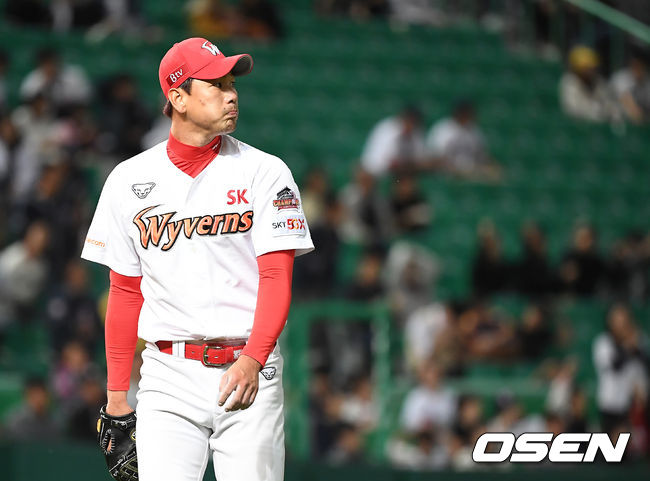 7회초 이닝을 마친 SK 김광현이 더그아웃으로 들어오고 있다. /youngrae@osen.co.kr