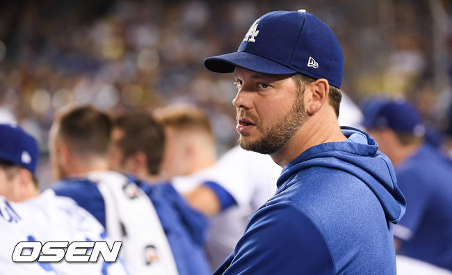 9회초 힐이 동료들의 경기를 지켜보고 있다. 시즌 초반 부상 당했던 힐은 지난 13일 볼티모어전에 선발 복귀했지만 무릎 통증으로 조기 교체됐다. / soul1014@osen.co.kr