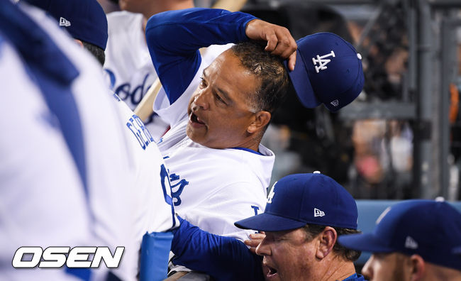 9회초 패색이 짙어진 다저스 로버츠 감독이 아쉬워하고 있다. / soul1014@osen.co.kr
