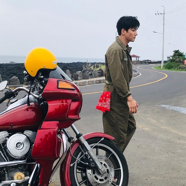 Джи Чан Ук в образе мотоциклиста в фотосессии для журнала 1st Look