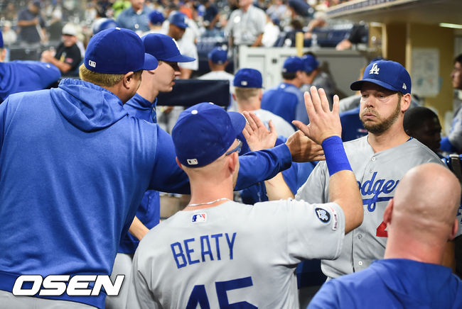 경기에 앞서 류현진이 선발투수로 나서는 힐과 하이파이브를 하고 있다. / soul1014@osen.co.kr