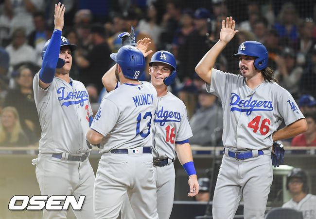 3회초 2사 만루 다저스 먼시가 만루 홈런을 날리고 동료들의 축하를 받고 있다/ soul1014@osen.co.kr