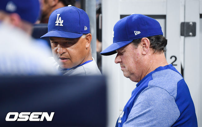1회말 다저스 로버츠 감독과 허니컷 코치가 이야기를 나누고 있다. / soul1014@osen.co.kr