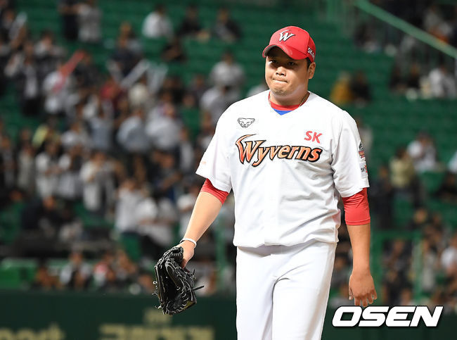 19일 오후 인천 SK 행복드림구장에서 '2019 신한은행 마이카 KBO리그' SK 와이번스와 두산 베어스의 더블헤더 2차전이 열렸다.8회초 1사 1,2루 SK 김태훈이 강판되고 있다. /youngrae@osen.co.kr