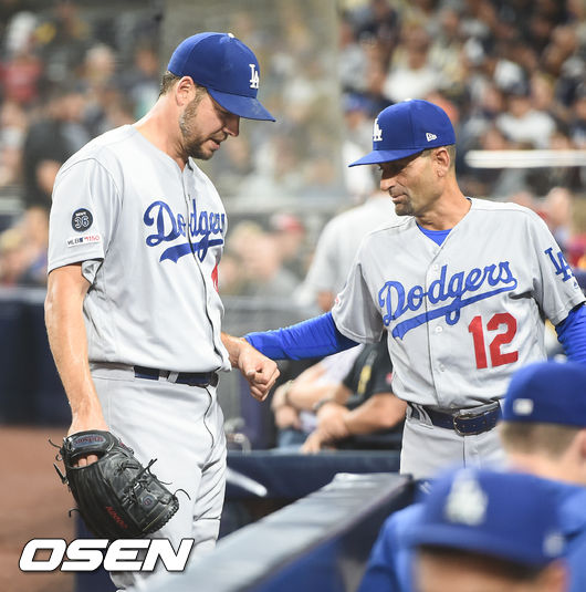 2회말 샌디에이고 공격을 무실점으로 막은 힐이 코칭스태프와 하이파이브를 하고 있다. / soul1014@osen.co.kr