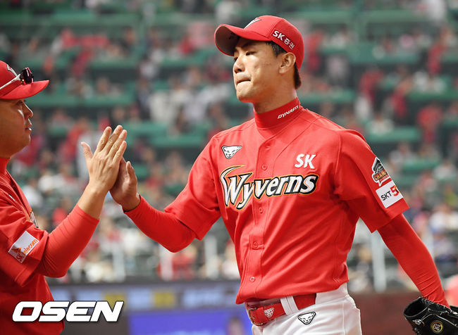 6회초를 마친 SK 선발 김광현이 덕아웃으로 향하고 있다./rumi@osen.co.kr