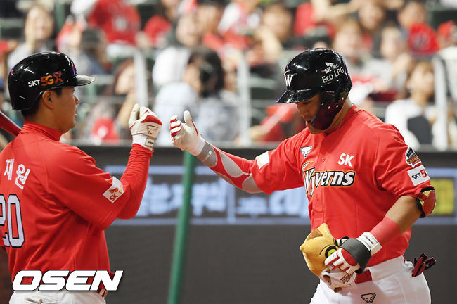 4회말 SK 정의윤이 좌월 선취 솔로홈런을 날린 후 홈을 밟으며 이재원과 하이파이브를 하고 있다./rumi@osen.co.kr