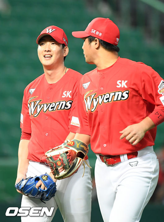 8회초를 마친 SK 문승원이 최정과 하이파이브를 하고 있다./rumi@osen.co.kr