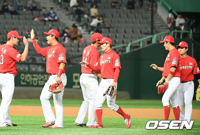 경기를 마치고 SK 선수들이 마운드 근처에서 하이파이브를 하고 있다./rumi@osen.co.kr