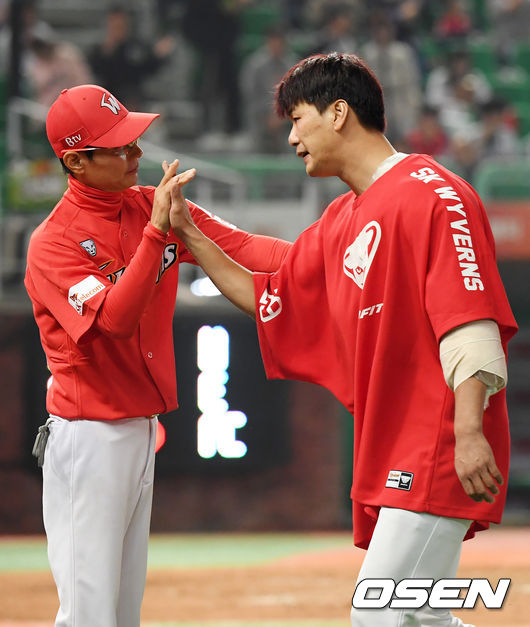 경기를 마치고 SK 김광현이 염경엽 감독과 하이파이브를 하고 있다./rumi@osen.co.kr