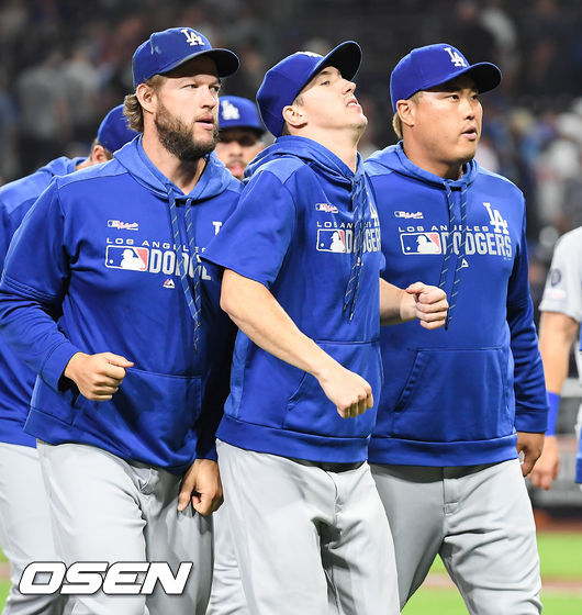 경기종료 후 다저스 커쇼와 뷸러, 류현진이 동료들과 하이파이브를 한뒤 그라운드를 빠져나가고 있다. / soul1014@osen.co.kr
