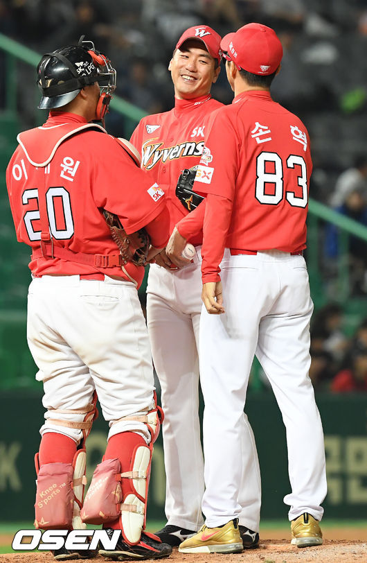 4회초 2사 주자 1,2루 삼성 이원석 타석에서 SK 선발 김광현이 마운드 위에서 손혁 코치와 얘기를 나누고 있다./rumi@osen.co.kr