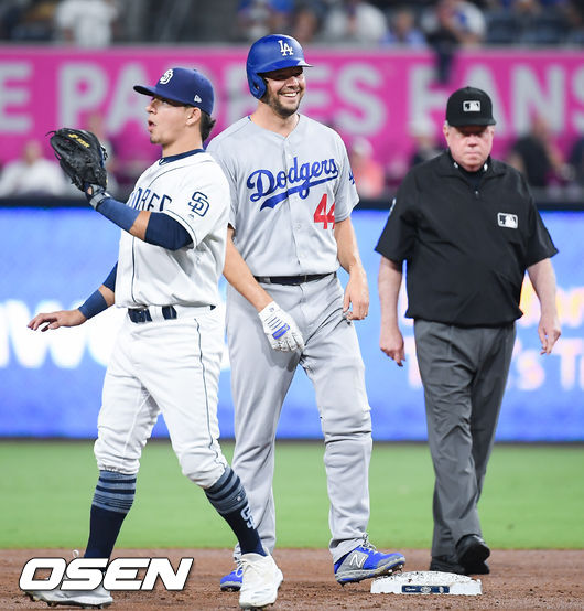 2회초 1사 다저스 힐이 2루타를 날린뒤 미소 짓고 있다. / soul1014@osen.co.kr