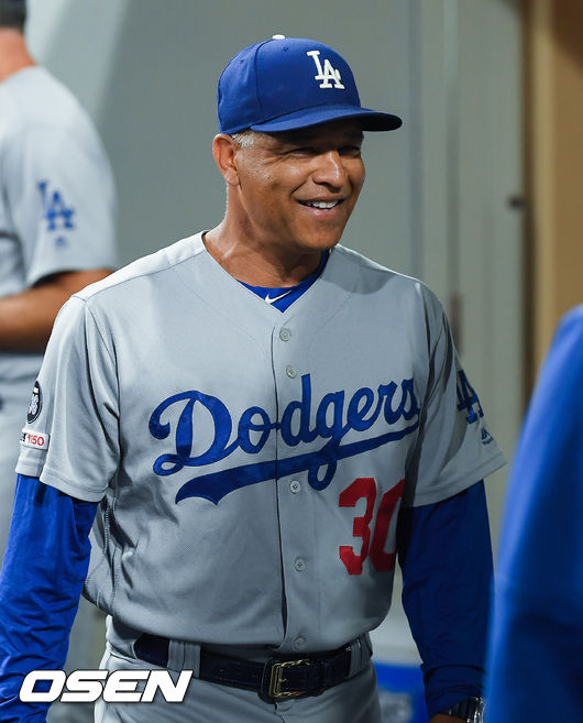 2회말 이닝종료 후 다저스 로버츠 감독이 힐의 2이닝 무실점 투구에 미소 짓고 있다. / soul1014@osen.co.kr