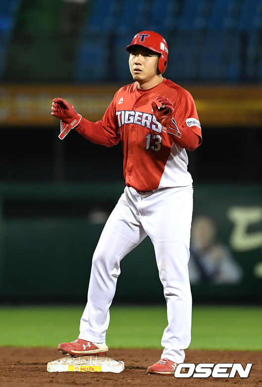 4회초 무사 1,2루에서 KIA 이창진이 좌전 적시 2루타를 치고 타임을 외치고 있다. /sunday@osen.co.kr