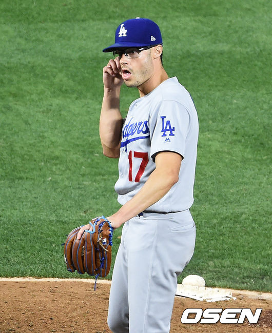 8회말 1사 만루위기 다저스 조 켈리가 아쉬워하고 있다.  / soul1014@osen.co.kr