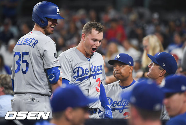 1회초 다저스 선두타자 작 피더슨이 선취 솔로홈런을 날리고 동료들의 축하를 받고 있다.  / soul1014@osen.co.kr