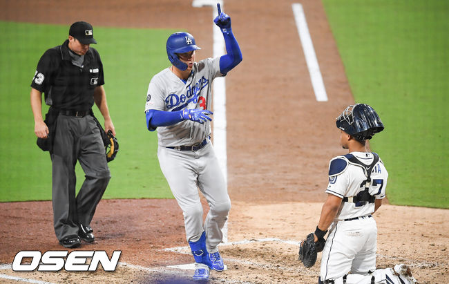 5회초 다저스 선두타자 작 피더슨이 역전 솔로홈런을 날리고 홈을 밟은뒤 세리머니를 하고 있다.  / soul1014@osen.co.kr