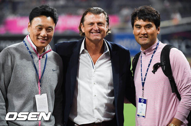 박찬호와 이승엽이 샌디에이고 관계자와 포즈를 취하고 있다../ soul1014@osen.co.kr