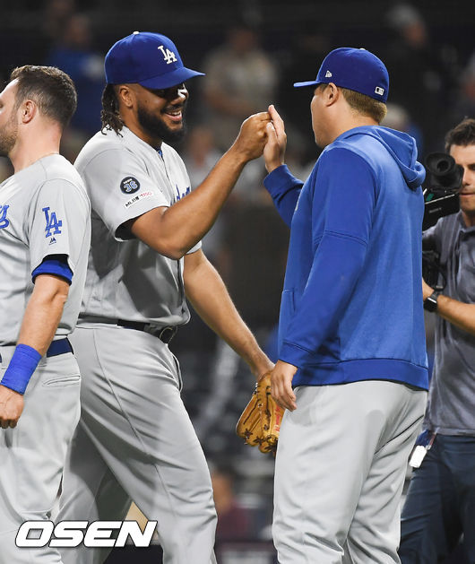 경기종료 후 다저스 잰슨이 류현진과 하이파이브를 하고 있다. / soul1014@osen.co.kr