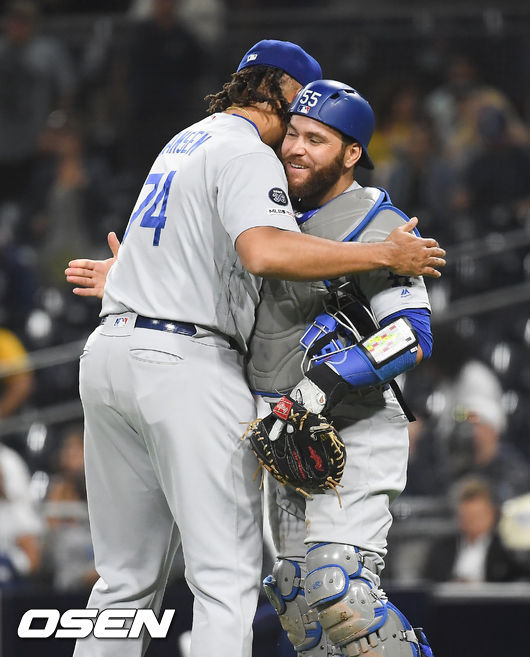 경기종료 후 통산 300세이브 거둔 잰슨이 마틴 포수와 포옹을 하고 있다. / soul1014@osen.co.kr