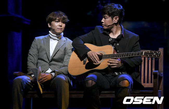 가수 이홍기, 나윤권이 공연을 하고 있다./ksl0919@ose.co.kr