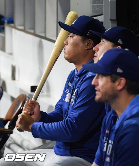 9회말 다저스 류현진이 더그아웃에서 방망이를 잡고 경기를 지켜보고 있다. / soul1014@osen.co.kr