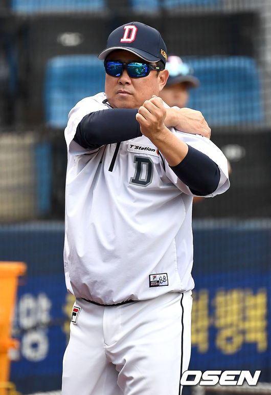 26일 오후 대구삼성라이온즈파크에서 ‘2019 신한은행 MY CAR KBO리그’ 삼성 라이온즈와 두산 베어스의 경기가 열린다.경기 전 훈련 때 두산 김태형 감독이 더그아웃으로 향하며 스트레칭을 하고 있다. /dreamer@osen.co.kr