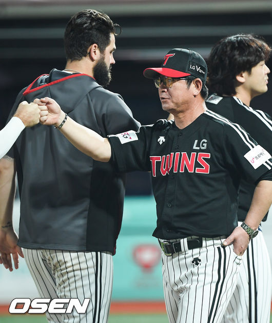 경기종료 후 LG 선발투수 켈리가 류중일 감독과 하이파이브를 하고 있다.  /soul1014@osen.co.kr