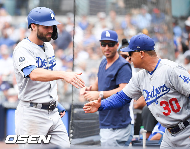 6회최 2사 1루 다저스 먼시의 선취 1타점 적시타때 홈을 밟은 1루 주자 테일러가 로버츠 감독과 하이파이브를 하고 있다. / soul1014@osen.co.kr