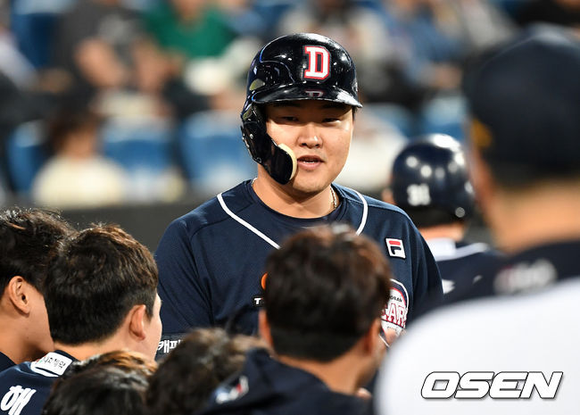 26일 오후 대구삼성라이온즈파크에서 ‘2019 신한은행 MY CAR KBO리그’ 삼성 라이온즈와 두산 베어스의 경기가 열렸다.1회초 1사 3루 상황 두산 박세혁의 달아나는 적시타 때 홈을 밟은 오재일이 더그아웃 동료들과 인사를 나누고 있다. /dreamer@osen.co.kr