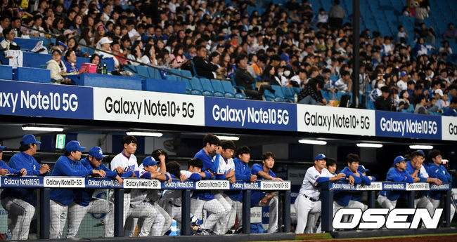 26일 오후 대구삼성라이온즈파크에서 ‘2019 신한은행 MY CAR KBO리그’ 삼성 라이온즈와 두산 베어스의 경기가 열렸다.4회초 두산 공격이 진행되는 가운데 10실점 한 삼성 더그아웃 표정이 어둡다. /dreamer@osen.co.kr