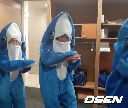 류현진(오른쪽)이 27일(한국시간) 경기 후 김용일 트레이닝코치와 아기 상어로 분장해 춤을 추고 있다. /waw@osen.co.kr