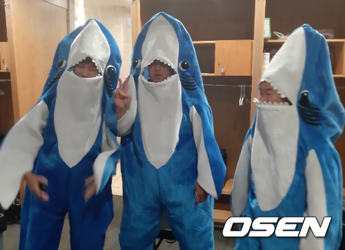 아기 상어로 변신한 류현진과 이종민 통역(왼쪽), 김용일 트레이닝코치(오른쪽). /waw@osen.co.kr