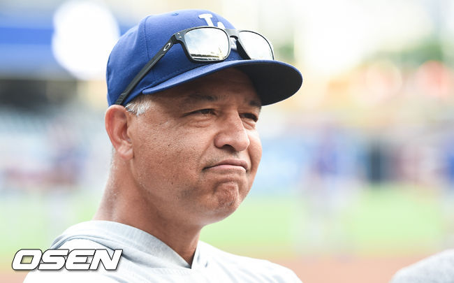경기에 앞서 다저스 로버츠 감독이 지인과 이야기를 나누고 있다./ soul1014@osen.co.kr