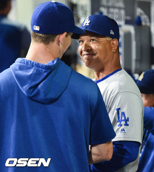 경기중 다저스 로버츠 감독이 뷸러와 이야기를 나누고 있다. / soul1014@osen.co.kr