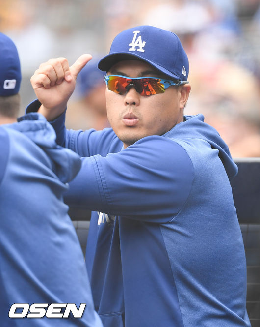 27일(이하 한국시간) 미국 캘리포니아주 샌디에이고 펫코파크에서 2019 메이저리그 샌디에이고 파드리스와 LA 다저스의 경기가 진행됐다.경기중 류현진이 더그아웃에서 동료들과 이야기를 하고 있다. / soul1014@osen.co.kr