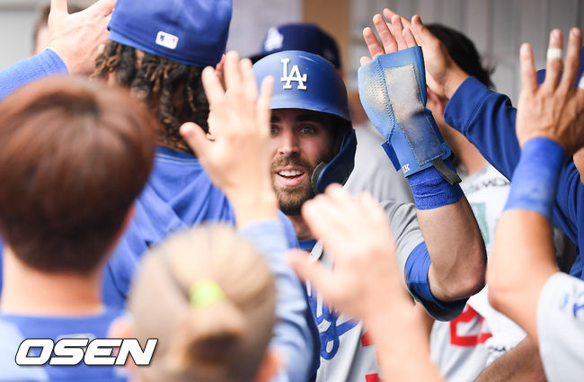 6회최 2사 1루 다저스 먼시의 선취 1타점 적시타때 1루 주자 테일러가 선취득점 성공한뒤 동료들의 축하를 받고 있다. / soul1014@osen.co.kr
