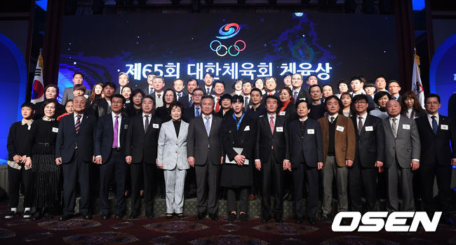 대상을 수상한 임효준을 비롯한 수상자들이 이기흥 대한체육회회장과 포토타임을 갖고 있다. / youngrae@osen.co.kr