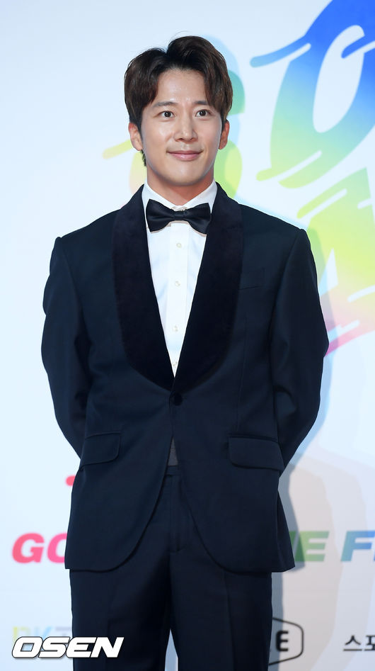 배우 이완이 입장하며 포즈를 취하고 있다./ rumi@osen.co.kr