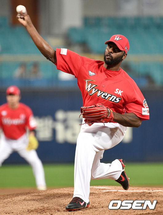 27일 대구삼성라이온즈파크에서 ‘2019 신한은행 MY CAR KBO리그’ 삼성 라이온즈와 SK 와이번스의 경기가 열렸다.SK 선발 소사가 힘차게 공을 뿌리고 있다. /dreamer@osen.co.kr