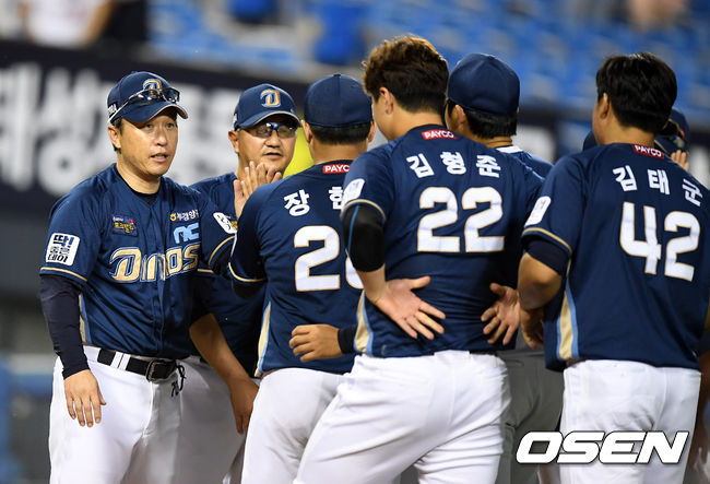 경기를 마치고 NC 이동욱 감독이 선수들과 승리를 기뻐하고 있다. /jpnews@osen.co.kr