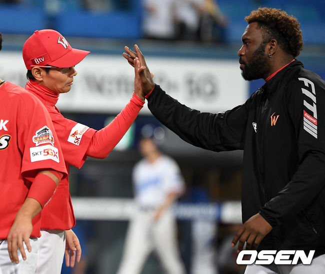 SK가 삼성을 꺾고 2연승을 질주했다. SK는 27일 대구삼성라이온즈파크에서 열린 원정 경기에서 선발 헨리 소사의 활약에 힘입어 삼성을 4-0으로 제압했다. 반면 삼성은 25일 문학 SK전 이후 3연패 수렁에 빠졌다. 승리 투수 SK 소사와 염경엽 감독이 인사를 나누고 있다. /dreamer@osen.co.kr