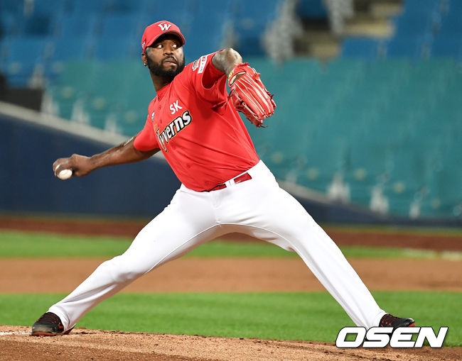 27일 대구삼성라이온즈파크에서 ‘2019 신한은행 MY CAR KBO리그’ 삼성 라이온즈와 SK 와이번스의 경기가 열렸다.SK 선발 소사가 힘차게 공을 뿌리고 있다. /dreamer@osen.co.kr
