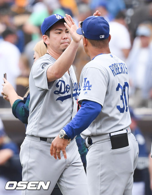 경기종료후 다저스 마에다이 로버츠 감독과 하이파이브를 하고 있다. / soul1014@osen.co.kr