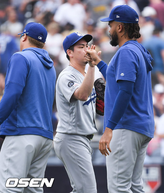 경기종료후 다저스 마에다와 잰슨이 하이파이브를 하고 있다. / soul1014@osen.co.kr