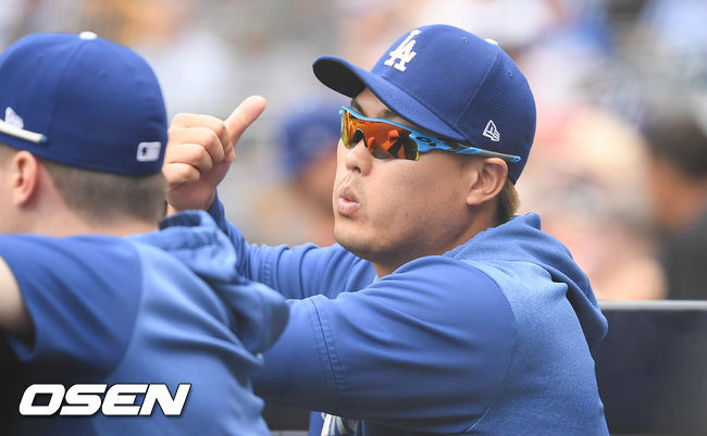 경기중 류현진이 더그아웃에서 동료들과 이야기를 하고 있다. / soul1014@osen.co.kr